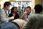 Im Einsatz um Leben zu retten: Neela (Parminder Nagra, M.), Ray (Shane West, l.) und Archie (Scott Grimes, r.) ...