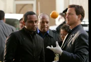 Dr. Sheldon Hawkes (Hill Harper, l.) ermittelt zusammen mit Det. Mack "Mac" Taylor (Gary Sinise, r.) in einem äußerst mysteriösen Fall ...