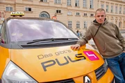 Max Schmiedl steigt ins Taxi und überrascht seine Fahrgäste mit einer actiongeladenen Quiz-Show. Während der Fahrt stellt er seinen Insassen Fragen