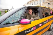 Max Schmiedl steigt ins Taxi und überrascht seine Fahrgäste mit einer actiongeladenen Quiz-Show. Während der Fahrt stellt er seinen Insassen Fragen