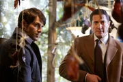 Nick (David Giuntoli, l.) und Captain Renard (Sasha Roiz, r.) stehen vor einem ihrer härtesten Fälle. Ein obdachloser Teenager wird ermordet in einem Fluss aufgefunden ...