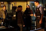 Versuchen Licht ins Dunkle zu bringen: Wayne (Owain Yeoman, r.), Teresa (Robin Tunney, 2.v.l.), Patrick (Simon Baker, l.) und Grace (Amanda Righetti, 2.v.r.) ...