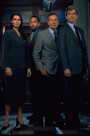 (11. Staffel) - Kommen jedem Verbrecher auf die Spur: Abbie Carmichael (Angie Harmon, l.), Detective Green (Jesse L. Martin, 2.v.l.), Detective Briscoe (Jerry Orbach, 2.v.r.) und Jack McCoy (Sam Waterston, r.) ...