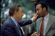 Detective Lennie Briscoe (Jerry Orbach, l.) und sein Kollege Ed Green (Jesse L. Martin, r.) müssen einen Raubmord ermitteln, doch der Hauptverdächtige scheint ein Phantom zu sein ...