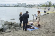 Der Tod einer Millionärsgattin ermöglicht Betty (Lauren Holly, r.), Oscar (Louis Ferreira, M.) und Angie (Kristin Lehman, l.) Einblicke in die seltsame Welt der Schönen und Reichen ...
