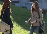 Warum hat Janine Boxton (Alexia Fast, r.) ihr großes Idol Emily Williams (AJ Michalka, l.) wirklich umgebracht?