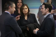 Sonny (Peter Scanavino, l.), Benson (Mariska Hargitay, M.) und Peterson (Rob Morrow, r.) nehmen die Ermittlungen auf, als ein anonymes Mädchen im Fernsehen berichtet, dass sie Opfer einer widerlichen Gruppenvergewaltigung wurde ...