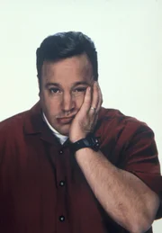 (3. Staffel) - Der Einfluss seiner Eltern hat Doug (Kevin James) in seiner Jugend weltfremd gemacht, sie hielten ihn vor allem Bösen fern, schlimme Dinge wurden unter den Tisch gekehrt. Das erklärt Dougs Hang zum Lügen, sein Übergewicht und seine nicht vorhandene Möglichkeit zum Diskutieren ...