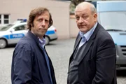 Eine Überprüfung des Finanzamtes in Münster bringt einiges ans Licht, was nicht nur Ekkis (Oliver Korittke, l.), sondern auch Wilsbergs (Leonard Lansink, r.) Aufmerksam erweckt ...