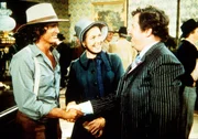Arnie Cupps (James Gallery, r.) begrüßt seine früheren Mitschüler Caroline (Karen Grassle, M.) und Charles (Michael Landon, l.) beim Klassentreffen.
