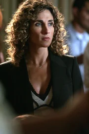 Ein Serienmörder setzt seine Leichen ganz bewusst in Szene. Det. Stella Bonasera (Melina Kanakaredes) setzt alles daran, dem Täter so schnell wie möglich das Handwerk zu legen ...