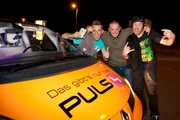 Jetzt wird's echt fett: Wenn es in Österreich dunkel wird, verlangt Max Schmiedl (M.) seinen Fahrgästen alles ab. In "QUIZ TAXI eXtrem? müssen die Kandidaten nicht nur Fragen beantworten, sondern auch extreme Aufgaben erfüllen.