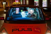 Jetzt wird's echt fett: Wenn es in Österreich dunkel wird, verlangt Max Schmiedl (r.) seinen Fahrgästen alles ab. In "QUIZ TAXI eXtrem? müssen die Kandidaten nicht nur Fragen beantworten, sondern auch extreme Aufgaben erfüllen.