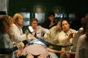 Aufregung in der Notaufnahme: Samantha Taggart (Linda Cardellini, l.), Dr. Susan Lewis (Sherry Stringfield, 2.v.l.) und Abby (Maura Tierney, M.) sind gewillt das Leben des Patienten zu retten ...