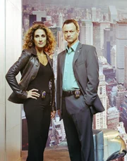 (2. Staffel) - Menschen können lügen, Beweise nicht: Det. Mack "Mac" Taylor (Gary Sinise, r.) und Det. Stella Bonasera (Melina Kanakaredes, l.)