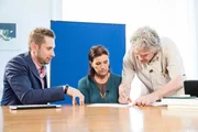 Mit allen Mitteln unterstützt Heini Staudinger (r.) seinen Zögling Larissa Wagner (M.) ...