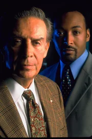 (11. Staffel) - Kein Mordfall bleibt ungesühnt: Detective Briscoe (Jerry Orbach, l.) und Detective Green (Jesse L. Martin, r.) klären jeden Mordfall in New York auf ...