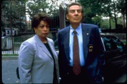 Der Mord an einem Kollegen beschäftigt Lt. Anita Van Buren (S. Epatha Merkerson, l.), Detective Briscoe (Jerry Orbach, r.) und das restliche Team ...