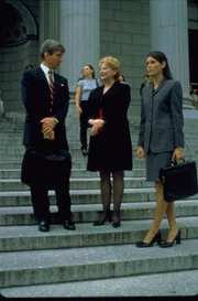 Jack McCoy (Sam Waterston, l.), D.A. Nora Lewin (Dianne Wiest, M.) und A.D.A. Abbie Carmichael (Angie Harmon, r.) müssen sich zusammenraufen, wenn sie ohne Probleme zusammen arbeiten wollen ...