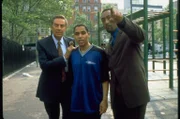 Hat der junge Nestor Salazar (Victor Anthony, M.) etwas mit dem neusten Fall von Detective Briscoe (Jerry Orbach, l.) und Detective Green (Jesse L. Martin, r.) zu tun?