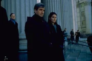 Jack McCoy (Sam Waterston, M.) und A.D.A. Abbie Carmichael (Angie Harmon, r.) kämpfen für die Gerechtigkeit ...