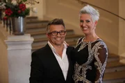 Bernia (r.) und Mario (l.) aus Graz wollen testen, wie gut sie sich wirklich kennen ...