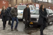 Können sie die verschleppte Nadia noch lebend bergen? Detective Odafin (Ice-T, l.), Lindsay (Sophia Bush, 2.v.l.), Voight (Jason Beghe, M.), Amaro (Danny Pino, 2.v.r.) und Benson (Mariska Hargitay, l.) ...