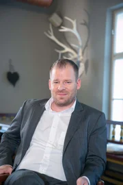 Politexperte Rudi Fußi lädt zum Gespräch - besser gesagt zum politischen Streitgespräch ...