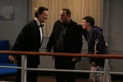 Auf der Kreuzfahrt lernen Carrie (Leah Remini, r.) und Doug (Kevin James, l.) den Entertainer Robert Goulet (Robert Goulet, l.) persönlich kennen.