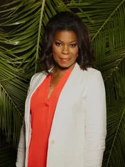 (1. Staffel) - Donna Rosewood (Lorraine Toussaint) führt ein strenges Regiment. Ihr gefällt das gar nicht, wenn ihre Kinder sonntags nicht in die Kirche gehen ...