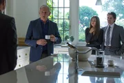 Wissen Neville Montgomery (Victor Garber, l.), Maria Snow (Luisa D'Oliveira, M.) und Robert Montgomery (Richard de Klerk, r.), warum die junge London Montgomery sterben musste?