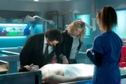 (v.l.n.r.) Detective Vega (Louis Ferreira); Detective Flynn (Kristen Lehman); Dr. Rogers (Lauren Holly)