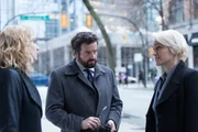 Detective Flynn (Kristin Lehman, l.); Detective Vega (Louis Ferreira, M.); Lisa Benoit (Luvia Petersen, r.)