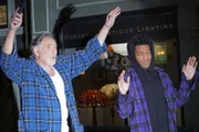 Als die Kriminalität in ihrem Viertel immer schlimmer wird, treffen Arthur (Judd Hirsch, l.) und Franco (Jermaine Fowler, r.) Vorkehrungen, doch diese scheinen dem jeweils anderen nicht immer zu gefallen ...