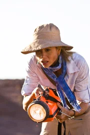 Während Tess (Mira Sorvino ) in der Türkei gemeinsam mit Sean nach der mittelalterlichen Stadt Fonssalis sucht, wo sie den Schatz der Templer vermutet, nehmen ihre Verfolger sie genau ins Visier ...