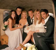 (10. Staffel) - Wahre Freunde: Ross (David Schwimmer, r.), Joey (Matt LeBlanc, 2.v.l.), Phoebe (Lisa Kudrow, 3.v.l.), Monica (Courteney Cox, l.), Rachel (Jennifer Aniston, 2.v.r.) und Chandler (Matthew Perry, 3.v.r.) ...