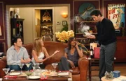 Trotz kleiner Schwierigkeiten, verstehen sich Joey (Matt LeBlanc, l.), Rachel (Jennifer Aniston, 2.v.l.), Ross (David Schwimmer, r.) und Charlie (Aisha Tyler, 2.v.r.) ausgezeichnet ...