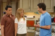 Für Joey (Matt LeBlanc, l.) und Rachel (Jennifer Aniston, M.) ist es ein Problem, ihre Liebe auszuleben. Denn schließlich gibt es auch noch Ross (David Schwimmer, r.) ...