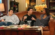 Joey (Matt LeBlanc, l.) fühlt sich bei Ross (David Schwimmer, M.) und Charlie (Aisha Tyler, r.) etwas fehl am Platz ...