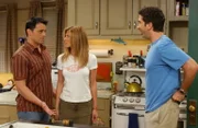 Ross (David Schwimmer, r.) sieht das Techtelmechtel von Joey (Matt LeBlanc, l.) und Rachel (Jennifer Aniston, M.) viel entspannter als die Protagonisten selbst, dennoch haben die beiden Hemmungen einander näher zu kommen ...