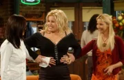 Können Amanda (Jennifer Coolidge, M.) nicht ausstehen und überlegen, wie sie ihr aus dem Weg gehen können: Pheobe (Lisa Kudrow, r.) und Monica (Courteney Cox, l.) ...