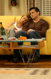 Sind so sehr in ihrem freundschaftlichen Verhältnis verfangen, dass sie gehemmt sind, sich wie ein Liebespaar zu verhalten: Joey (Matt LeBlanc, r.) und Rachel (Jennifer Aniston, l.) ...