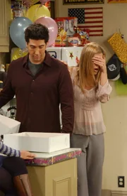 Als Rachel (Jennifer Aniston, r.) Emmas Geburtstagstorte sieht, kann sie an einen guten Ausgang der Party nicht mehr glauben. Doch Ross (David Schwimmer, l.) gibt sein Bestes um den Tag zu retten ...