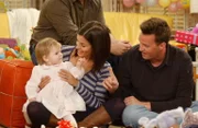 Haben jede Menge Spaß: Monica (Courteney Cox, l.) und Chandler (Matthew Perry, r.) ...