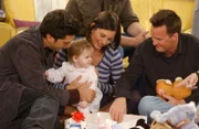 Gemeinsam feiern Rachel, Joey, Ross (David Schwimmer, l.), Monica (Courteney Cox, 2.v.r.), Phoebe und Chandler (Matthew Perry, r.) Emmas ersten Geburtstag ...