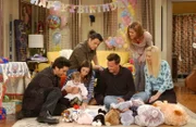 Letztendlich steigt Emmas Geburtstagsparty doch noch: Ross (David Schwimmer, l.), Monica (Courteney Cox, 2.v.l.), Joey (Matt LeBLanc, 3.v.l.), Chandler (Matthew Perry, 3.v.r.), Rachel (Jennifer Aniston, 2.v.r.) und Phoebe (Lisa Kudrow, r.) ...