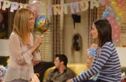 Rachel (Jennifer Aniston, l.) freut sich, dass Monica (Courteney Cox, r.) und Chandler ihren Wochenendtrip verlegt haben und doch noch zu Emmas Party kommen ...