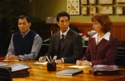 Müssen einen Test bestehen um ein Forschungsstipendium zu bekommen: Dr. Li (Ming Lo, l.), Dr. Biely (Cathy Lind Hayes, r.) und Ross (David Schwimmer, M.) ...