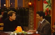 Unglaublich: Ross (David Schwimmer, r.) wird von Dr. Hobart (Greg Kinnear, l.) bei dem er einen Test bestehen muss, um ein Forschungsstipendium zu erhalten vor ein Ultimatum gestellt ...