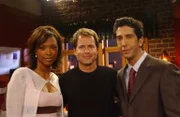 Ross (David Schwimmer, r.) muss bei Dr. Hobart (Greg Kinnear, M.) eine Prüfung bestehen um ein Forschungsstipendium zu bekommen. Der Professor, der diesen Test durchführt, ist ausgerechnet der Ex-Freund von Charlie (Aisha Tyler, l.), der sie immer noch liebt ...